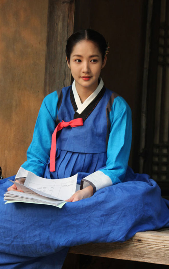 Trong những tạo hình cổ trang, khán giả phải mòn mắt để ngắm nhìn vẻ đẹp nữ hoàng của Min Young
