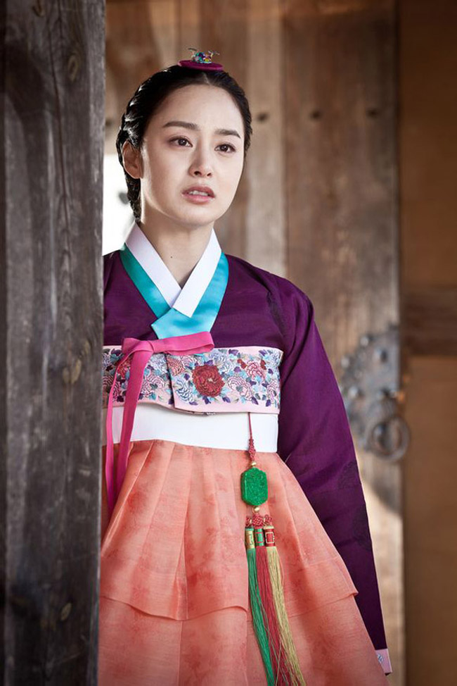 Khuôn mặt bầu bĩnh với đôi mắt biết nói, miệng rộng luôn mỉm cưới, Kim Tea Hee đẹp thánh thiện mỗi khi xuất hiện. 
