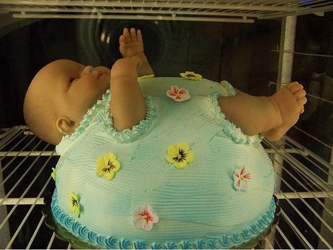 Hình em bé nằm giữa chiếc bánh kem thật ngộ nghĩnh.
