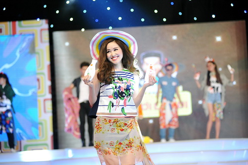 Tâm Tít quot;chặt chémquot; đồng nghiệp, Thảo Trang quot;quậyquot; với fan - 1