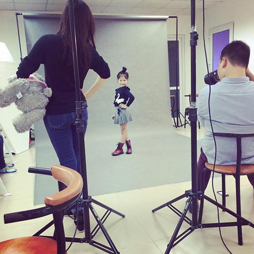 Cô bé Hà Nội 7 tuổi lọt top 10 mẫu nhí trên báo Mỹ - 13