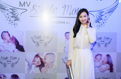 Mẹ và con trai tới chúc mừng Vân Hugo ra mắt MV - 9