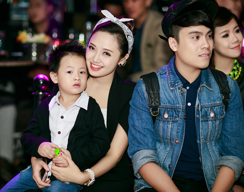 Mẹ và con trai tới chúc mừng Vân Hugo ra mắt MV - 10