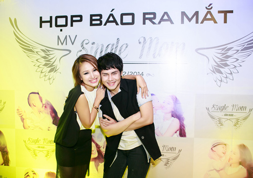 Mẹ và con trai tới chúc mừng Vân Hugo ra mắt MV - 11