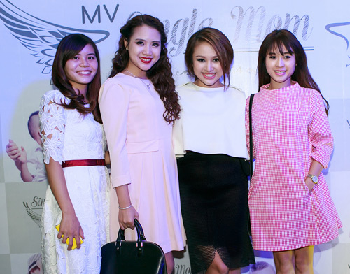 Mẹ và con trai tới chúc mừng Vân Hugo ra mắt MV - 6