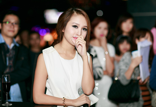 Mẹ và con trai tới chúc mừng Vân Hugo ra mắt MV - 2