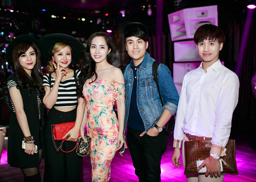 Mẹ và con trai tới chúc mừng Vân Hugo ra mắt MV - 7