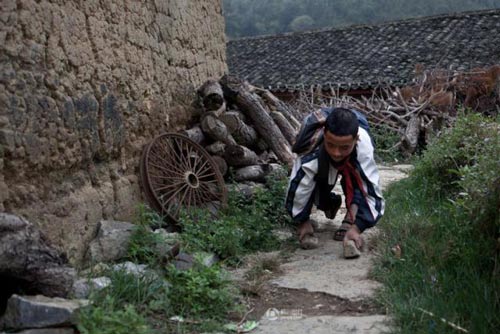 Cậu bé hằng ngày #039;bò#039; tới lớp bằng đôi chân tàn tật - 1