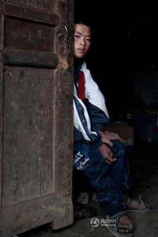 Cậu bé hằng ngày #039;bò#039; tới lớp bằng đôi chân tàn tật - 2