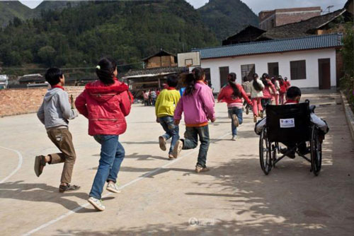 Cậu bé hằng ngày #039;bò#039; tới lớp bằng đôi chân tàn tật - 3