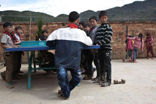 Cậu bé hằng ngày #039;bò#039; tới lớp bằng đôi chân tàn tật - 4