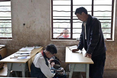 Cậu bé hằng ngày #039;bò#039; tới lớp bằng đôi chân tàn tật - 5