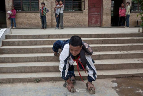 Cậu bé hằng ngày #039;bò#039; tới lớp bằng đôi chân tàn tật - 6