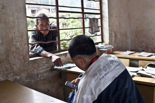 Cậu bé hằng ngày #039;bò#039; tới lớp bằng đôi chân tàn tật - 7