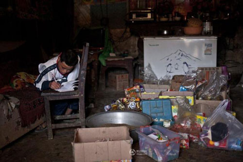 Cậu bé hằng ngày #039;bò#039; tới lớp bằng đôi chân tàn tật - 8