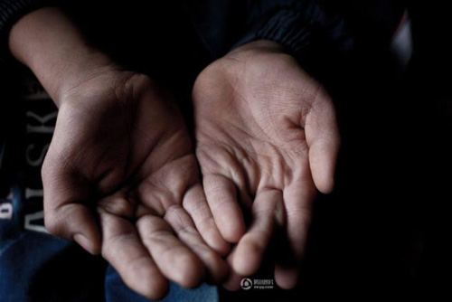 Cậu bé hằng ngày #039;bò#039; tới lớp bằng đôi chân tàn tật - 10