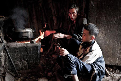 Cậu bé hằng ngày #039;bò#039; tới lớp bằng đôi chân tàn tật - 11