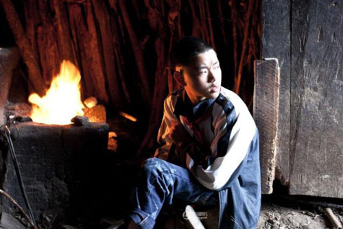 Cậu bé hằng ngày #039;bò#039; tới lớp bằng đôi chân tàn tật - 12