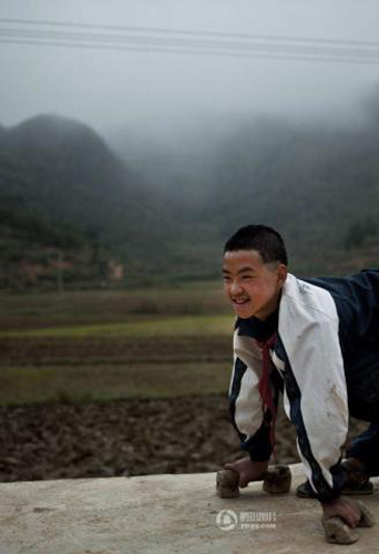 Cậu bé hằng ngày #039;bò#039; tới lớp bằng đôi chân tàn tật - 13