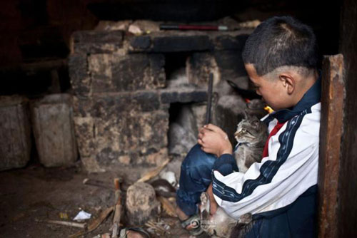 Cậu bé hằng ngày #039;bò#039; tới lớp bằng đôi chân tàn tật - 9