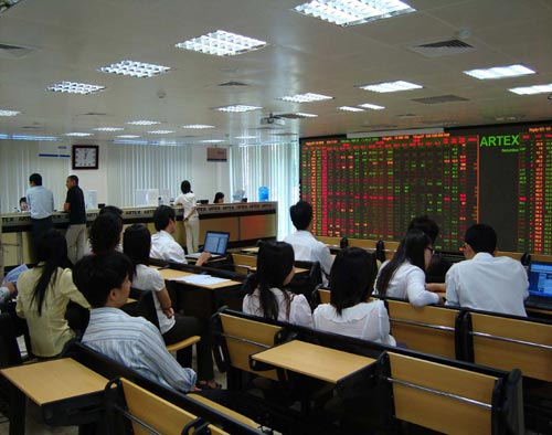 Nhà đầu tư dè dặt, cổ phiếu BĐS vẫn nóng - 1