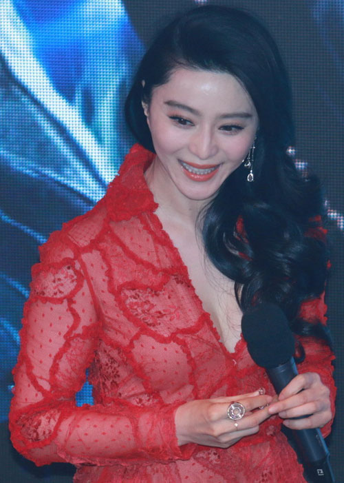 Phạm Băng Băng lo nơm nớp vì cổ váy quá sâu - 1