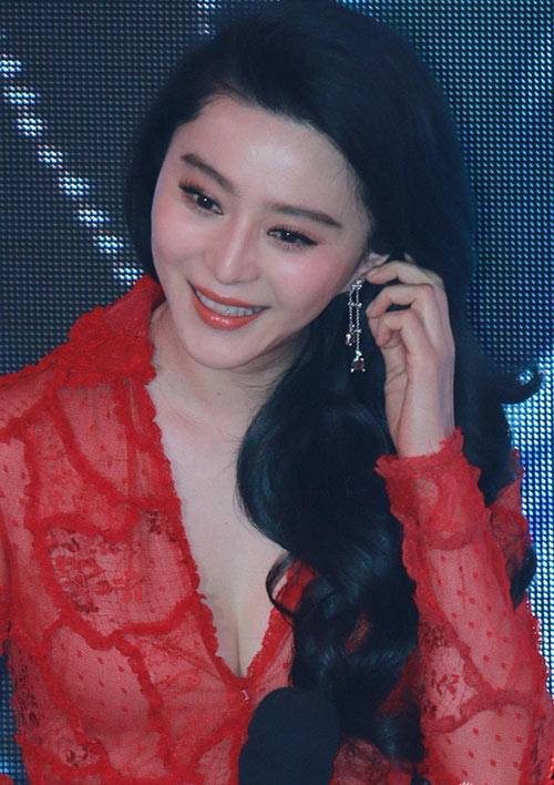 Phạm Băng Băng lo nơm nớp vì cổ váy quá sâu - 2