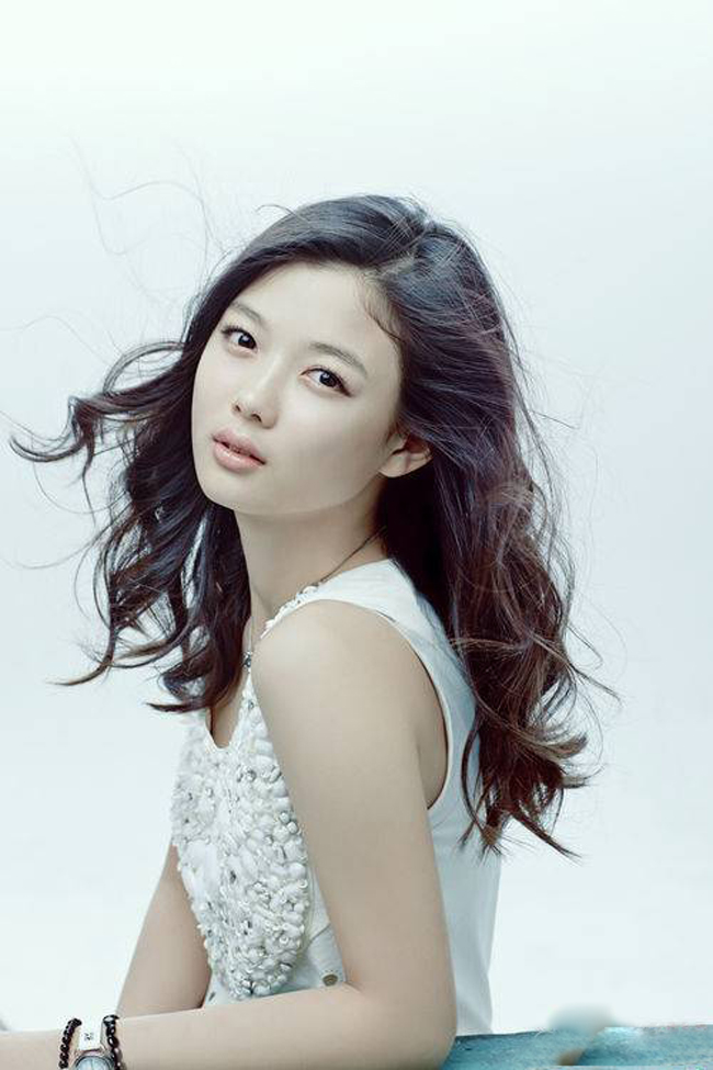 Thật tuyệt vời khi bạn có thể “học lỏm” thời trang tóc xoăn độc đáo này của Yoo Jung. 

