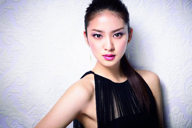 Khác hẳn với các cô gái Nhật luôn trang điểm đậm, gương mặt cô gái trẻ 20 tuổi luôn được makeup một cách tự nhiên nhất, nhấn vào làn da mịn màng trong suốt và những đường nét trời phú khiến Takei Emi không ít lần bị các fan Châu Á nhầm lẫn với một nữ diễn viên xinh đẹp Hàn. 
