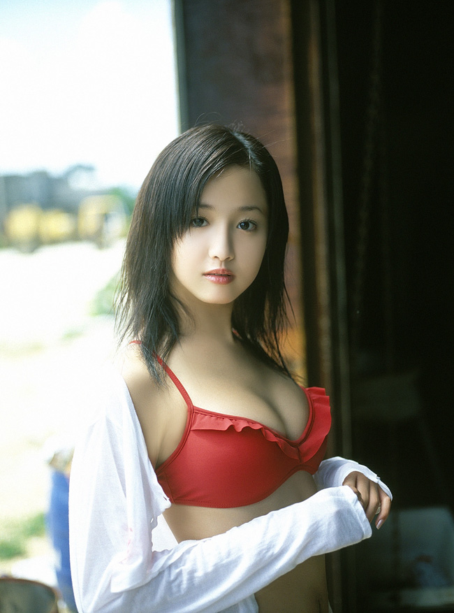 Sở hữ một thân hình nhỏ nhắn, đáng yêu, Sawajiri Erika đẹp trong mọi shoot hình. 
