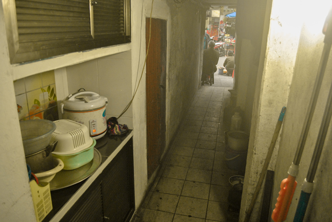 Từ ngày có căn bếp âm tường này, không gian ngõ nhỏ dễ thở hơn khi các hộ gia đình bớt phải đun than tổ ong.
