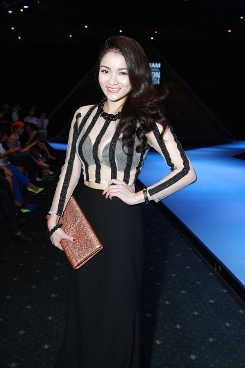 Thủy Top mặc áo xuyên thấu liều lĩnh - 3