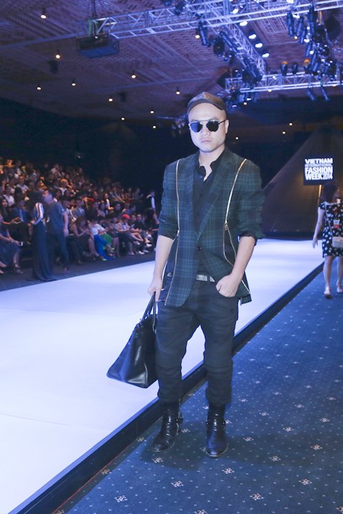 Thủy Top mặc áo xuyên thấu liều lĩnh - 11