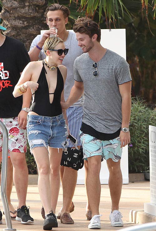 Lộ ảnh Taylor Swift hôn môi Karlie Kloss - 6