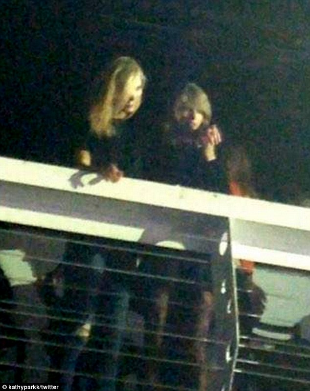 Lộ ảnh Taylor Swift hôn môi Karlie Kloss - 1