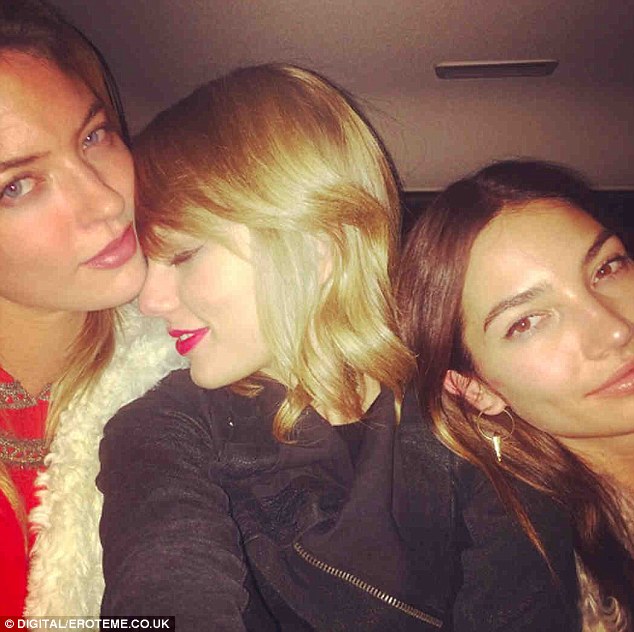 Lộ ảnh Taylor Swift hôn môi Karlie Kloss - 5