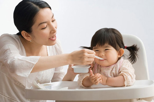 Hiểu lầm tai hại của mẹ khi cho trẻ ăn sữa chua - 1