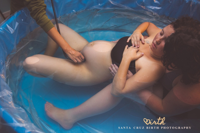 Dù là lần đầu sinh nở nhưng bà mẹ trẻ này vẫn chọn sinh thường dưới nước ngay tại nhà mình. Cặp đôi cũng đã nhờ nữ hộ sinh và bác sĩ đến nhà để hỗ trợ.
