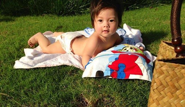 Đoan Trang thường xuyên cho con gái đi tắm nắng để bé khỏe khoắn hơn.
