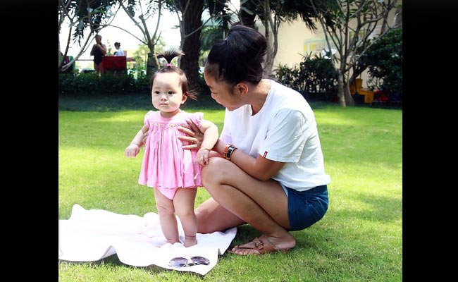 Kể từ sau khi sinh con, Đoan Trang dành nhiều thời gian để chăm sóc gia đình hơn trước. Hàng ngày, cô luôn dành ít nhất 2 tiếng đồng hồ để ẵm bé Sol xuống khu vườn sinh thái trong khu căn hộ cao cấp của mình để hít thở không khí trong lành..
