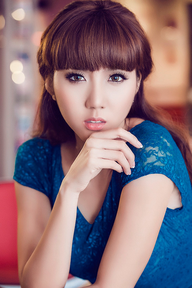 Ngọc Quyên tên thật là Huỳnh Khương Ngọc Quyên (sinh năm 1988). Tham gia vào lĩnh vực thời trang khi mới 16 tuổi nhưng hai năm sau đó cô đã trở thành một trong những người mẫu sáng giá trên sàn diễn thời trang Việt bởi thân hình chuẩn và gương mặt xinh xắn. 

