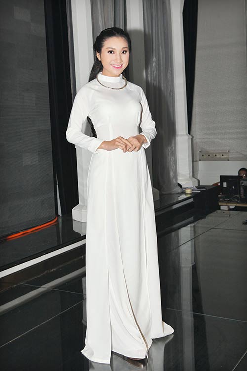 HH Jennifer Chung xinh đẹp hội ngộ danh ca Ý Lan - 11