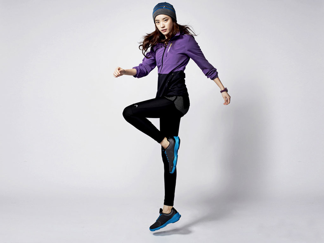 Phong cách năng động, thể thao khỏe khoắn. Han Hyo Joo khuyên chị em nên tạo hình phù hợp với trang phục của mình.
