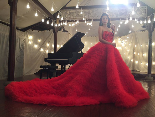 Bộ đầm đỏ lộng lẫy mà cô lựa chọn để mặc trong MV mới nhất của mình.
