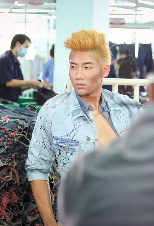 Thí sinh Next Top bụi bặm tại xưởng quần jeans - 6