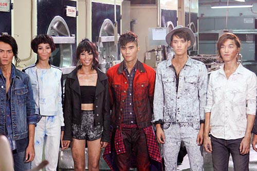 Thí sinh Next Top bụi bặm tại xưởng quần jeans - 8
