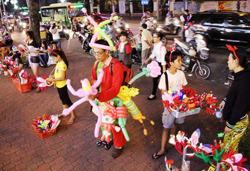 Đồ chơi Noel lấp lánh sắc màu khắp hè phố Sài Gòn - 2