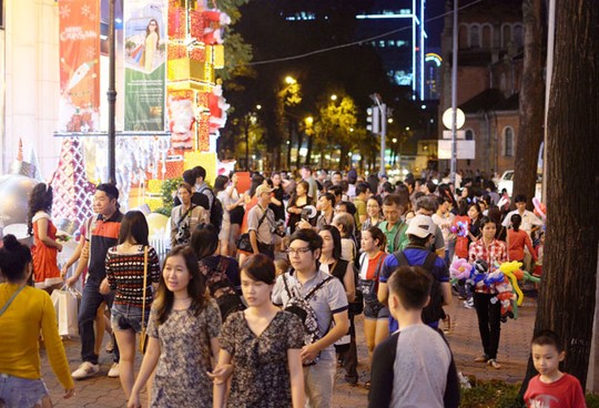 Đồ chơi Noel lấp lánh sắc màu khắp hè phố Sài Gòn - 1