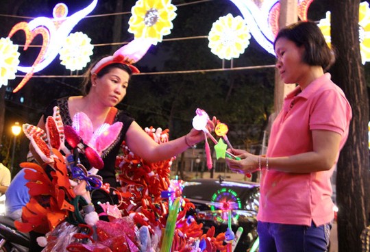 Đồ chơi Noel lấp lánh sắc màu khắp hè phố Sài Gòn - 5