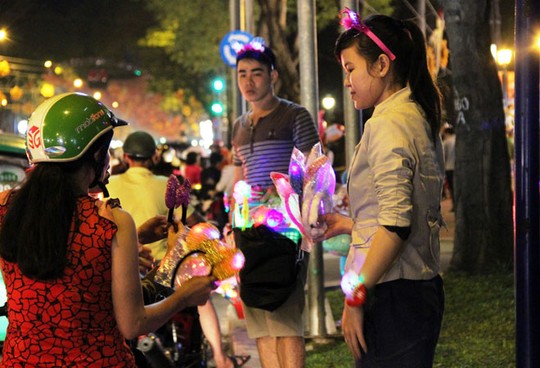 Đồ chơi Noel lấp lánh sắc màu khắp hè phố Sài Gòn - 3